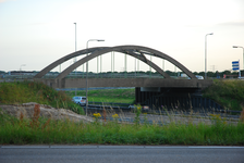 904787 Gezicht op het noordelijke van de twee uit ca. 1938 daterende viaducten over de A2 van het verkeersplein ...